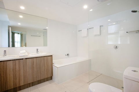 Emerald Noosa - Holiday Adelaide 28
