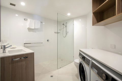 Emerald Noosa - Holiday Adelaide 22