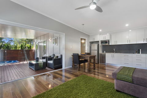 Pandanus Spa Cottage - Holiday Adelaide 1