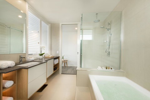 Heart Hotel And Gallery Whitsundays - Holiday Adelaide 1