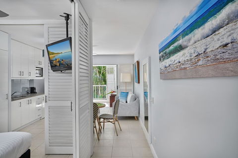 Palm Cove Paradise - Couples Spa Beach Getaway - Holiday Adelaide 4