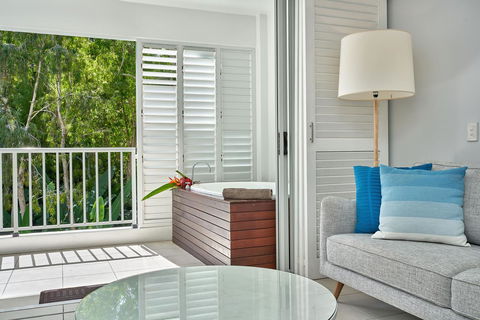 Palm Cove Paradise - Couples Spa Beach Getaway - Holiday Adelaide 8
