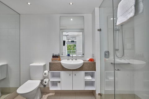 Palm Cove Paradise - Couples Spa Beach Getaway - Holiday Adelaide 5