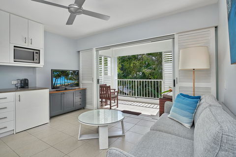 Palm Cove Paradise - Couples Spa Beach Getaway - Holiday Adelaide 11