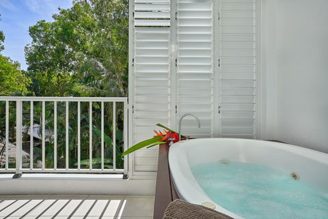 Palm Cove Paradise - Couples Spa Beach Getaway - Holiday Adelaide 3