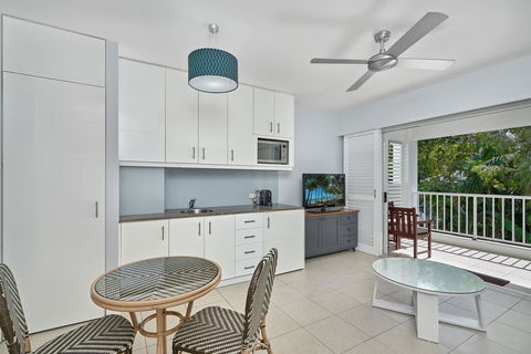 Palm Cove Paradise - Couples Spa Beach Getaway - Holiday Adelaide 9