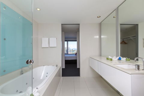 Q1 Resort & Spa - Official - Holiday Adelaide 1