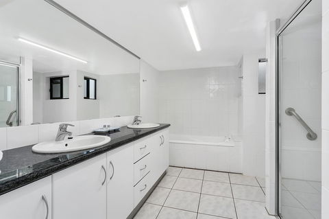 Roydon Beachfront Apartments - Holiday Adelaide 23