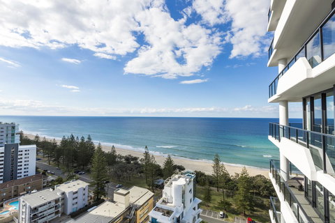 Boardwalk Burleigh Beach - Official - Holiday Adelaide 27