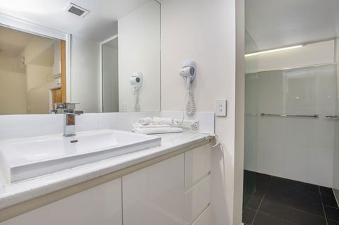 Tiki Hotel Apartments Surfers Paradise - Holiday Adelaide 5