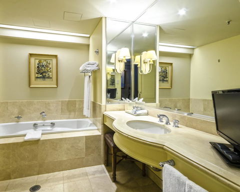 Stamford Plaza Brisbane - Holiday Adelaide 10