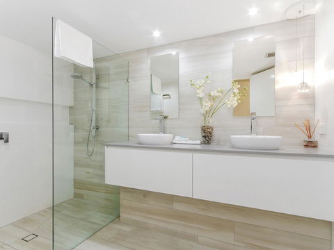 Sunbird Beach Resort Main Beach - Holiday Adelaide 5