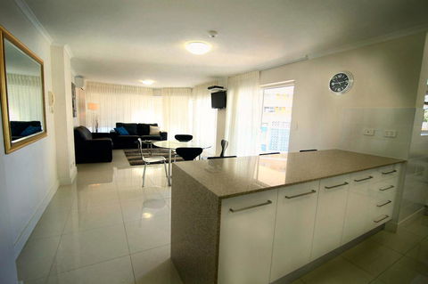 Grosvenor Beachfront Apartments Surfers Paradise - Holiday Adelaide 3