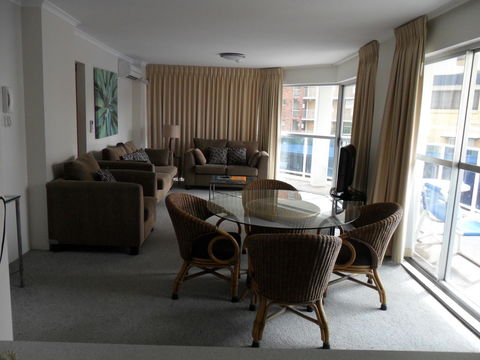 Grosvenor Beachfront Apartments Surfers Paradise - Holiday Adelaide 23