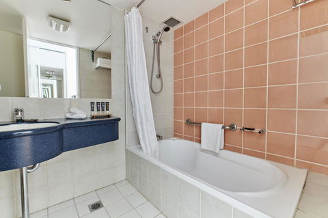 Novotel Cairns Oasis Resort - Holiday Adelaide 2