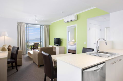Oaks Townsville Gateway Suites - Holiday Adelaide 12