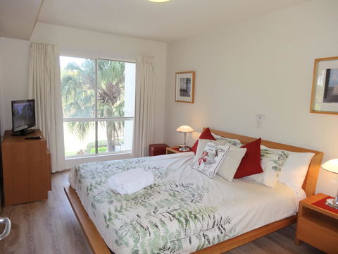 Waterfront Resort Villa With Buggy - Holiday Adelaide 15