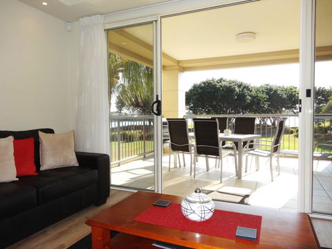 Waterfront Resort Villa With Buggy - Holiday Adelaide 20