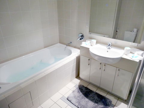 Waterfront Resort Villa With Buggy - Holiday Adelaide 10
