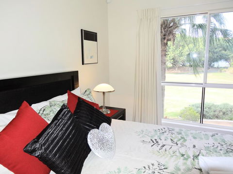 Waterfront Resort Villa With Buggy - Holiday Adelaide 11