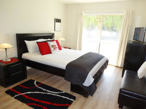 Waterfront Resort Villa With Buggy - Holiday Adelaide 9