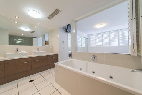 Echelon Apartments Yeppoon - Holiday Adelaide 9