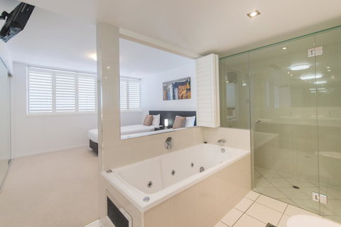Echelon Apartments Yeppoon - Holiday Adelaide 10