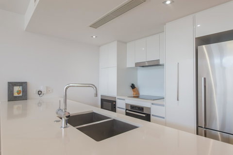 Echelon Apartments Yeppoon - Holiday Adelaide 14