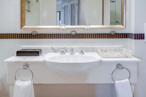 InterContinental Sanctuary Cove Resort, An IHG Hotel - Holiday Adelaide 12
