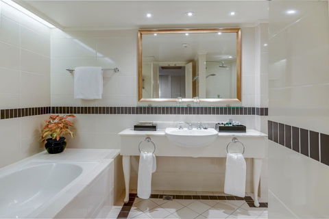 InterContinental Sanctuary Cove Resort, An IHG Hotel - Holiday Adelaide 5
