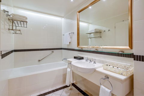 InterContinental Sanctuary Cove Resort, An IHG Hotel - Holiday Adelaide 8