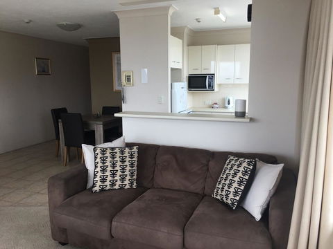 Burleigh Beach Tower - Holiday Adelaide 1