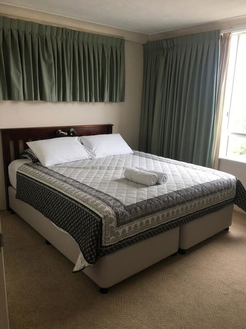 Burleigh Beach Tower - Holiday Adelaide 0