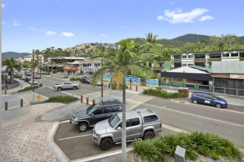 Location! 2BR Town View Unit In Centre Of Airlie. - Holiday Adelaide 1
