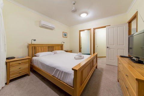 Paradise Penthouse At Waves - Airlie Beach - Holiday Adelaide 12