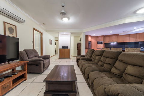 Paradise Penthouse At Waves - Airlie Beach - Holiday Adelaide 8