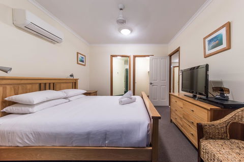 Paradise Penthouse At Waves - Airlie Beach - Holiday Adelaide 11
