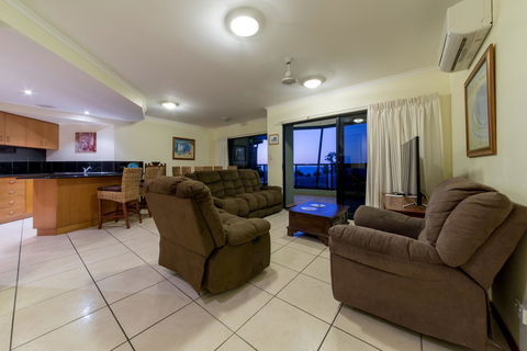 Paradise Penthouse At Waves - Airlie Beach - Holiday Adelaide 10