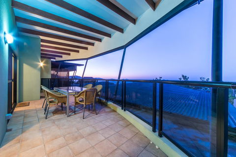 Paradise Penthouse At Waves - Airlie Beach - Holiday Adelaide 26