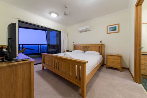 Paradise Penthouse At Waves - Airlie Beach - Holiday Adelaide 13