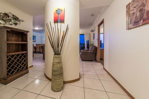 Paradise Penthouse At Waves - Airlie Beach - Holiday Adelaide 19