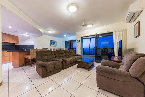 Paradise Penthouse At Waves - Airlie Beach - Holiday Adelaide 9