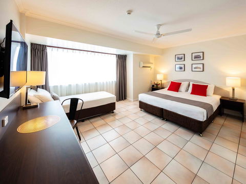Hides Hotel - Holiday Adelaide 1