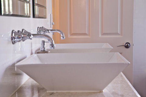 Curtis Falls Cottage - Holiday Adelaide 3