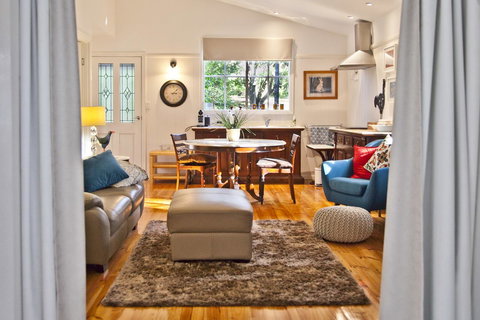 Curtis Falls Cottage - Holiday Adelaide 11