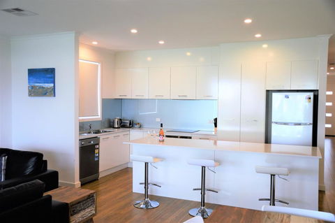 Western Breeze - Holiday Adelaide 0