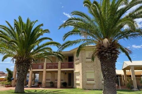 Whispering Palms - Holiday Adelaide 0