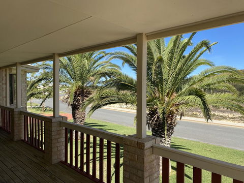 Whispering Palms - Holiday Adelaide 1