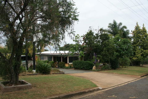 Yarraman Gardens Motel Queensland - Holiday Adelaide 2