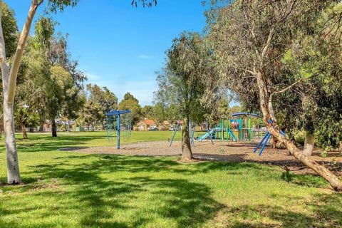 \'Brightly Brompton\' A Family Delight By The Park - Holiday Adelaide 4